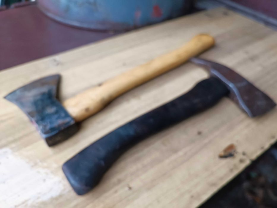 Топор Сокира з дерев'яною ручкою