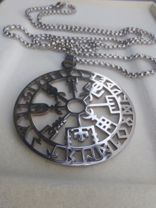 Duży, długi wisior z Runami