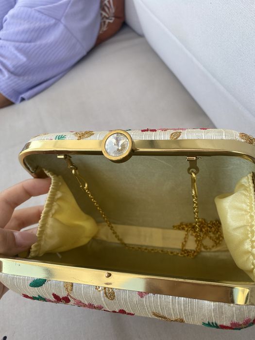 Bolsa bordada à mão