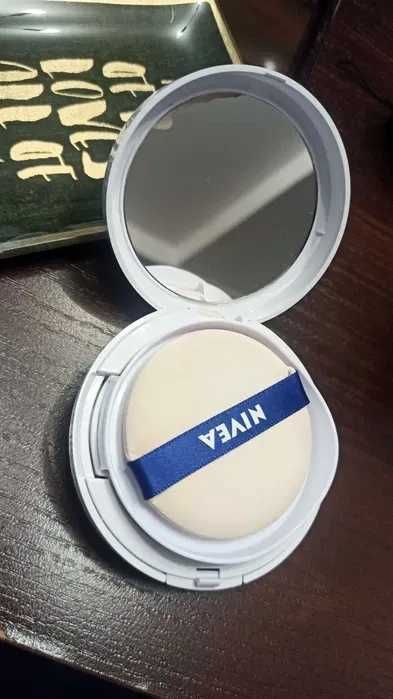 Krem podkład w poduszce z kwasem hialuronowym LUSTERKO Nivea Cellular