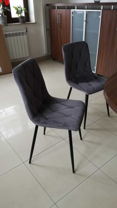 Dwa szare welurowe krzesła