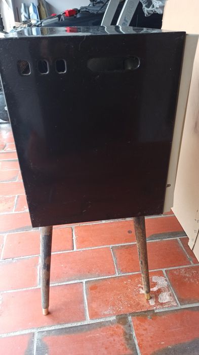 Televisão a válvulas com pés de palito.