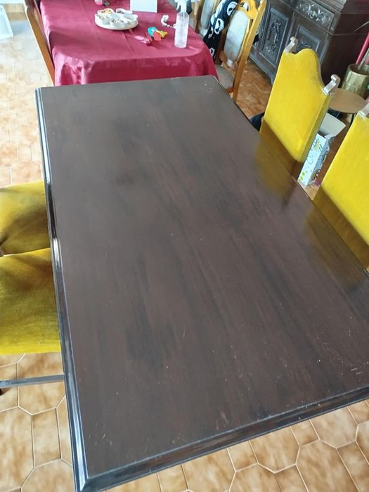 Mesa de sala e cadeiras