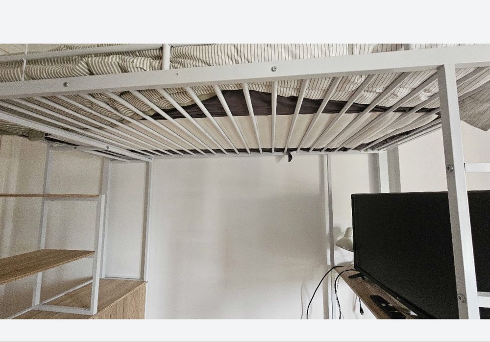 Cama Alta com escadas verticais, secretária e arrumação por baixo