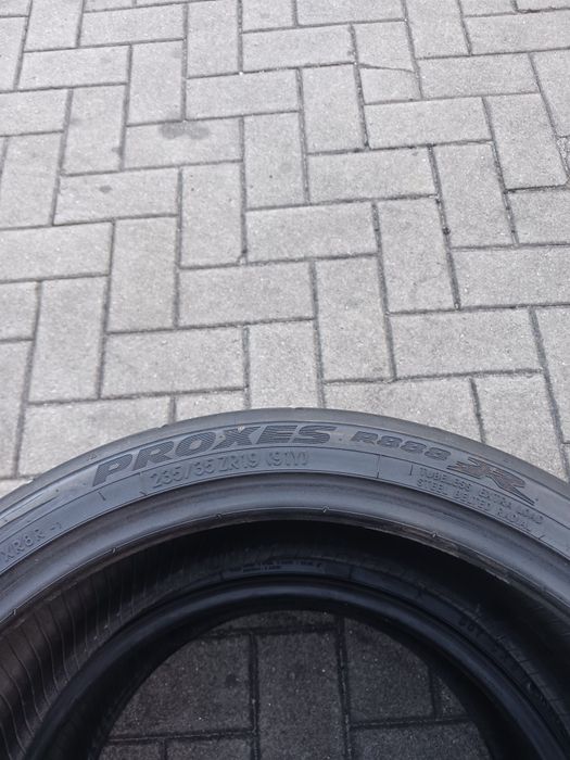 Vendo pneus semi-novos 233/35/19 Toyo