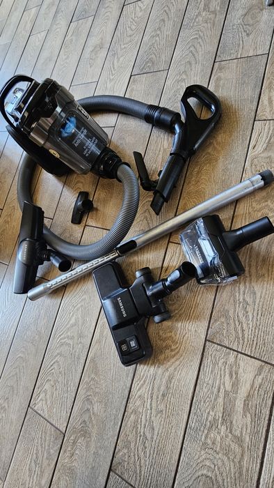 Пилосос з турбощіткою для шерсті  без мішків-пилосбірників