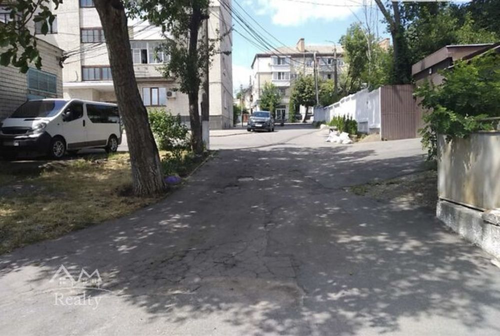 Гараж обустроенный в центре на ул. Толстого.