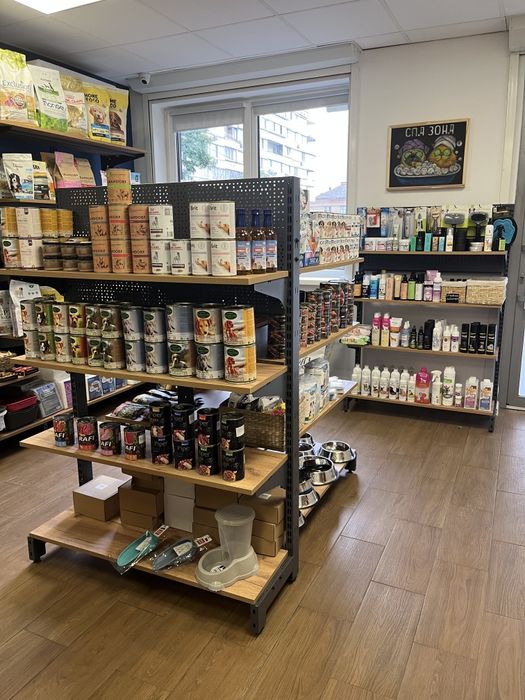 Стелажі пристіні та острівні, перфоровані та з полицями, гачки.