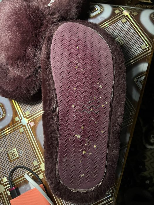 Це бордові домашні капці зі штучного хутра