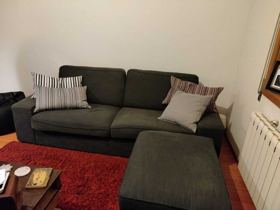 Sofá kivic ikea 3 lugares e puff antracite