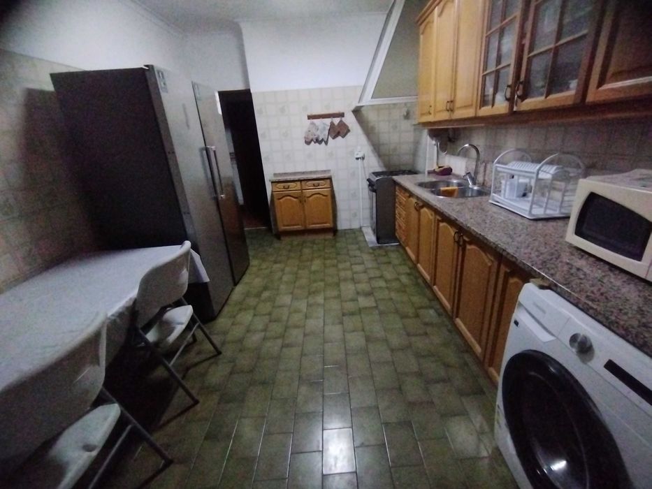 Quarto com cama de casal, espaçoso perto do metro de Odivelas
