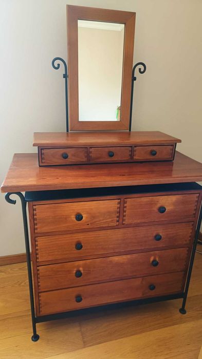 Cómoda em Cerejeira estrutura ferro