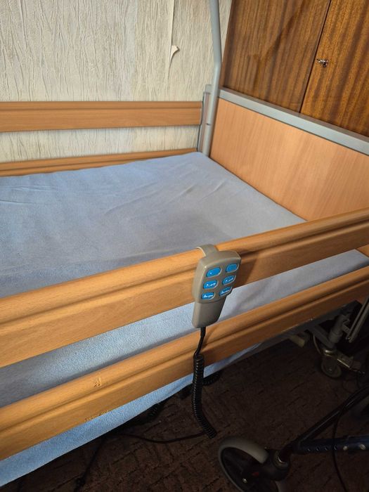 Łóżko rehabilitacyjne z materacem