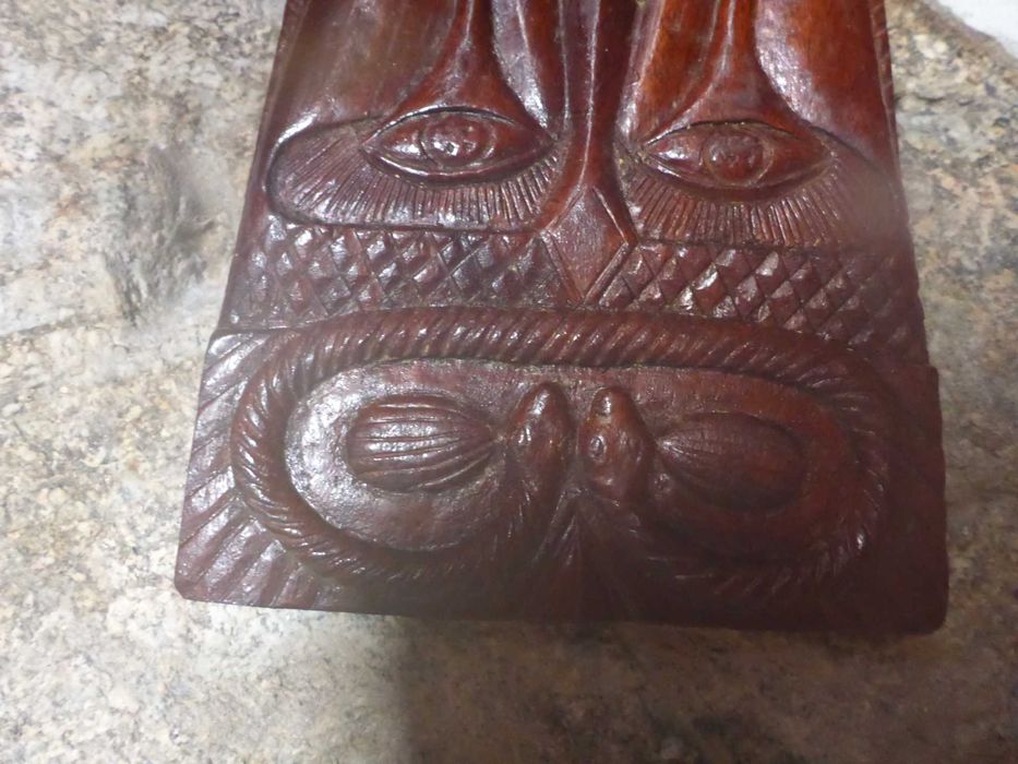 Mascara de parede feito em madeira maciça entalhada. Arte Moçambicana