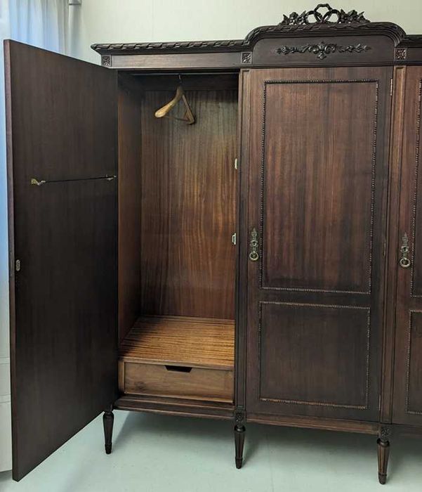 Mobília de quarto de madeira maciça.