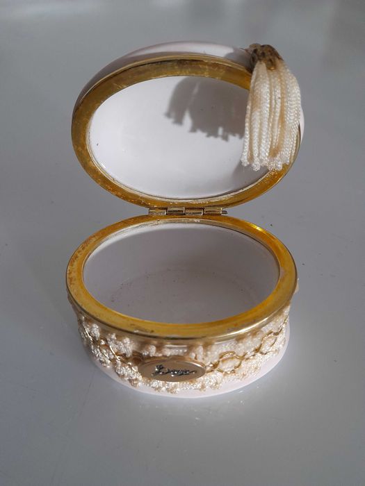 Guarda joias antigo em porcelana Italiana.