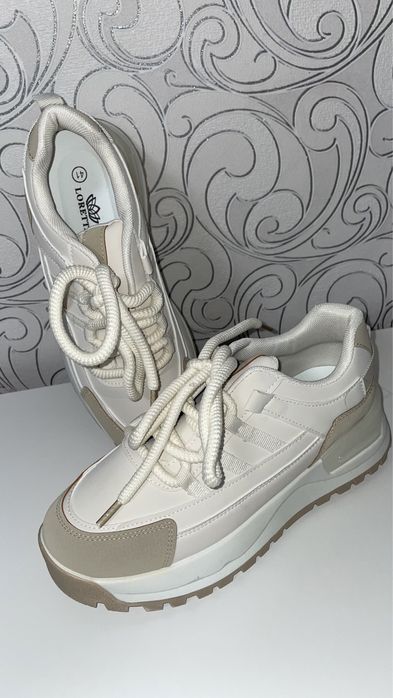 Нові кросівки, беж 41р