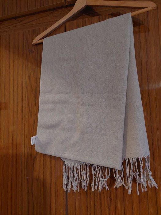 Szalik szary damski.