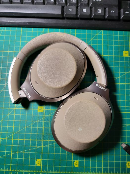 Sony wh-1000xm2.