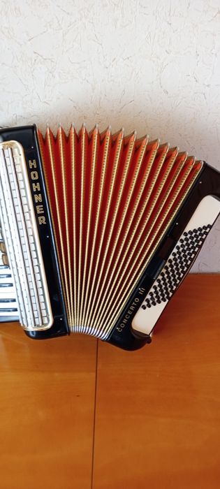 Akordeon Hohner Concerto III  72- b,  3- chór , kl. 80- b.