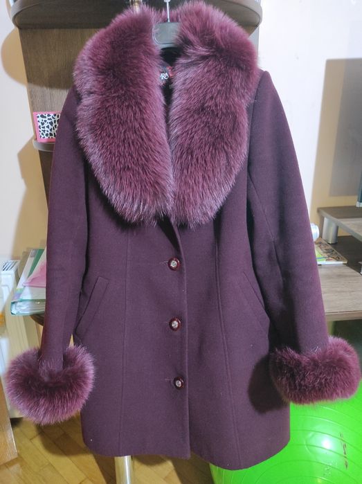 Кашемірове пальто із песцевим коміром та рукавами.