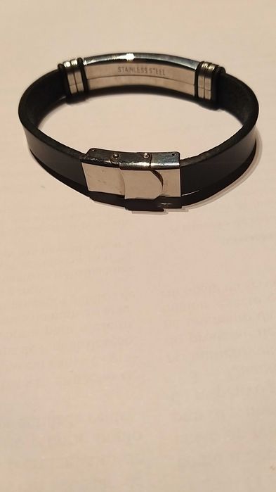 pulseira em stainless steel e couro com placa