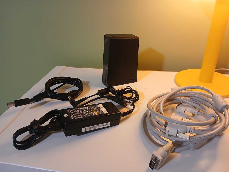 Stacja dokująca do laptopa ThinkPad z kablami