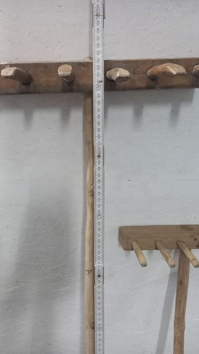 Conjunto de Ferramentas Agrícolas Antigas em Madeira (Ancinhos e Forquilhas)