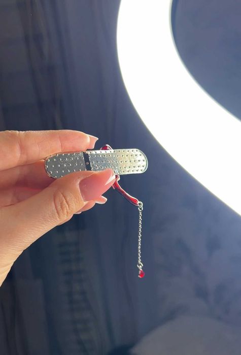 Стильна сучасна брошка