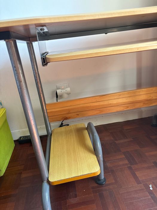 Mesa Secretária de Madeira e ferro