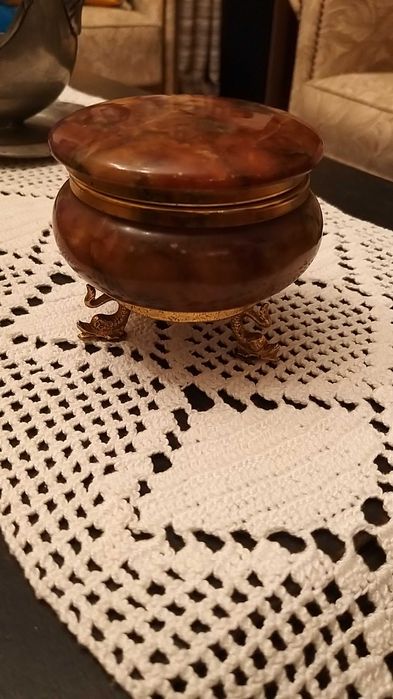 guarda joias italiano em alabastro com armação dourada