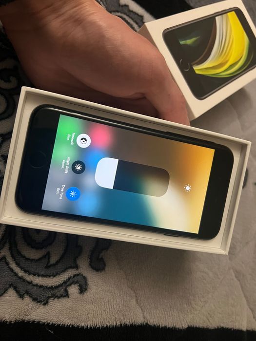 Продам IPhone SE 2
