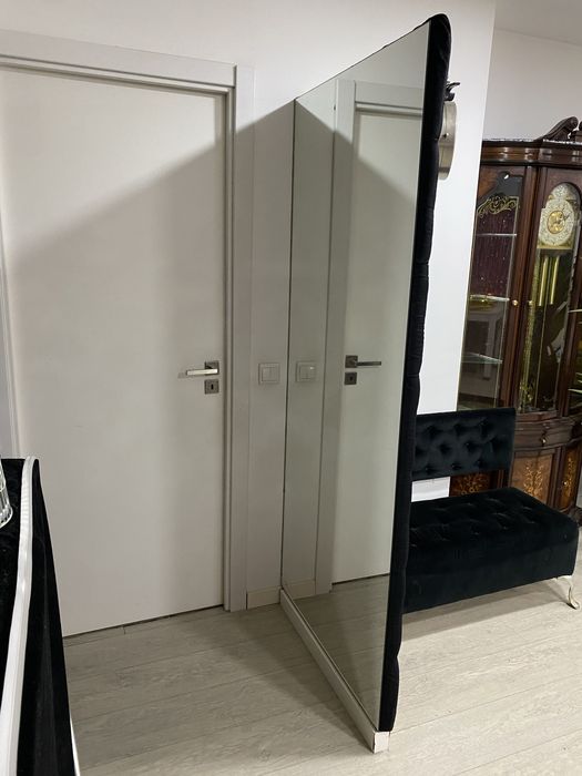 Espelhos almofadados e banco