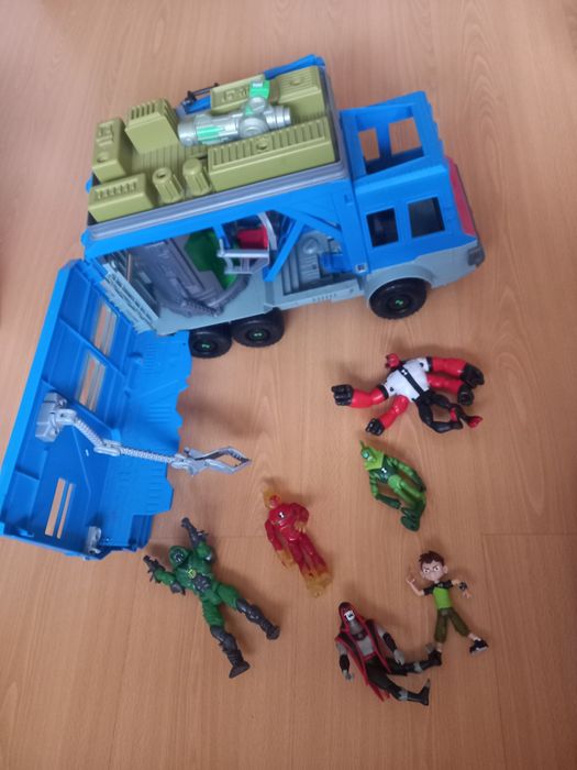 Camião desdobrável do Ben 10 com figuras
