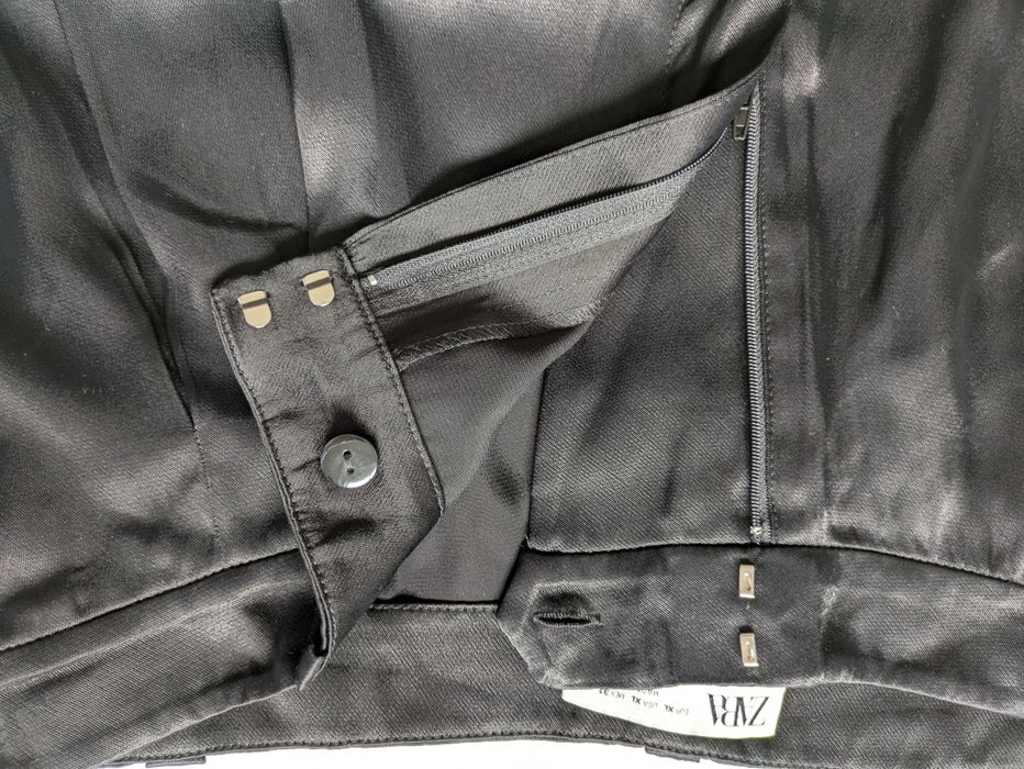 Calças pretas tecido Zara XL
Pormenor de brilhantes na lateral das per