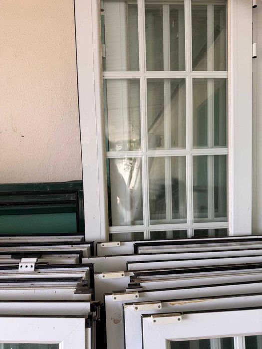 Lote de Caixilharia: Janelas e Portas de Sacada em Alumínio Lacado com Vidro Duplo