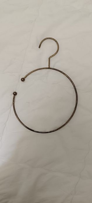 Suporte em metal para colocar cintos. Bastante útil. 
Usado.