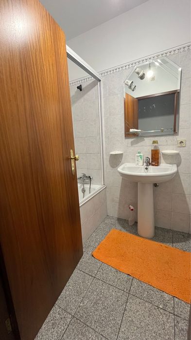 Aluga-se quarto individual