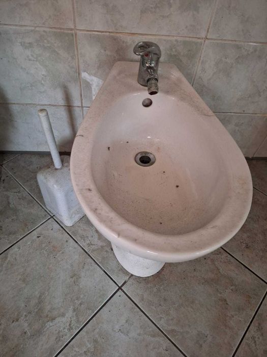 Bidet - ceramiczny - bez uszkodzeń