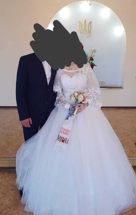 Продам весільну сукню в ідеальному стані.