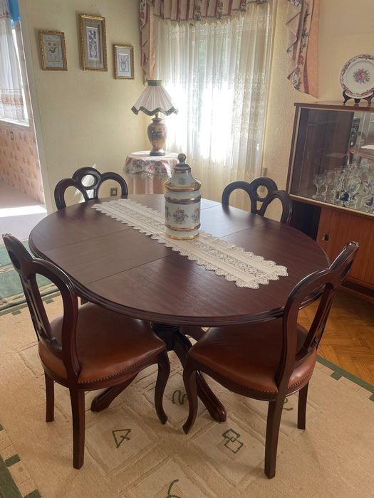Mesa mais quatro cadeiras em madeira