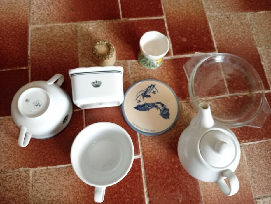 Vários artigos loiça, metais, decoração.