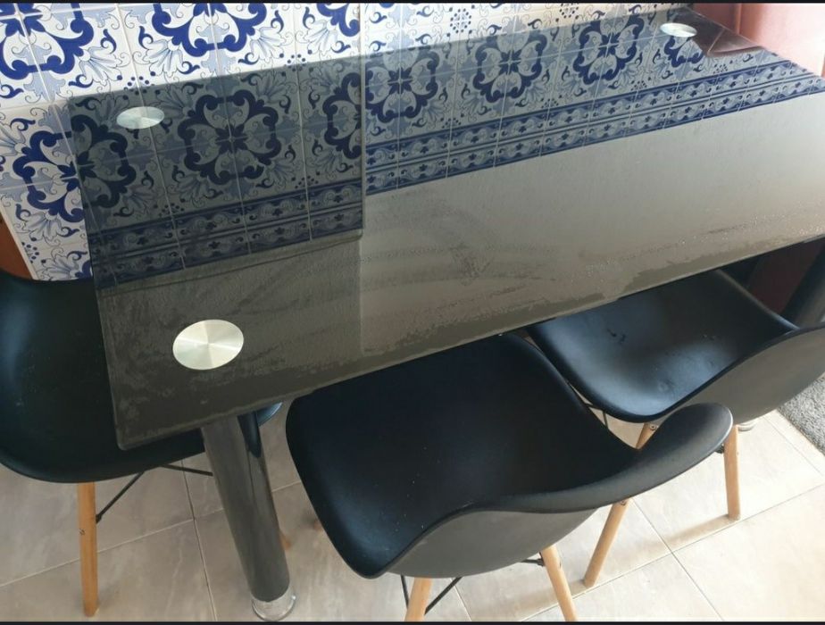 Mesa de jantar sem cadeiras.