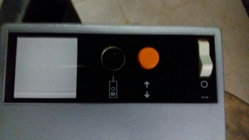 Retroprojector antigo com todas as ligações com com caixa