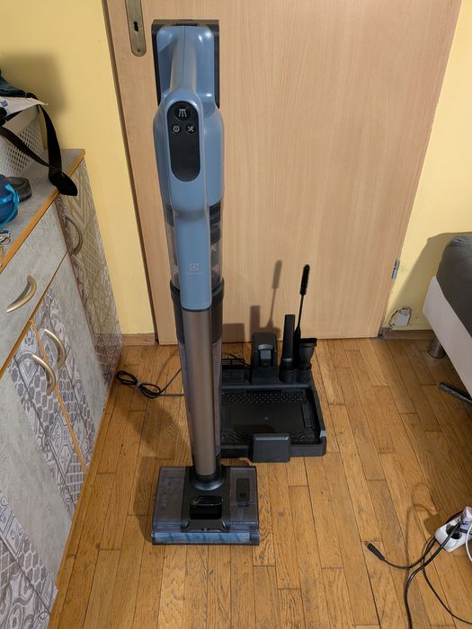 Odkurzacz pionowy Electrolux Aqua 800 Wet&Dry EW82U1DB gwarmacja