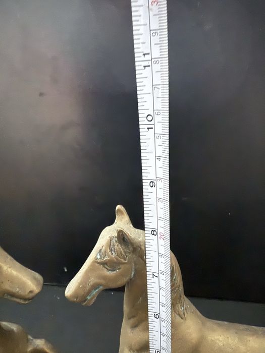 Esculturas de cavalos em latão