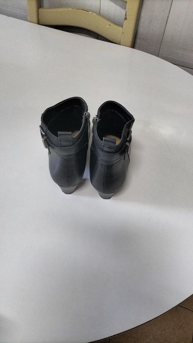 Botas em couro igual a novo vendo porque veio com o número trocado