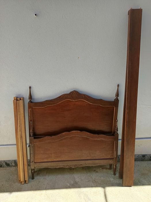Cama de solteiro em madeira vintage