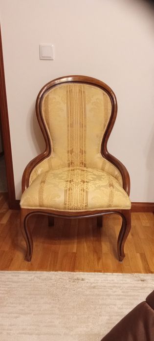 Cadeirão de madeira estofado em ótimo estado
