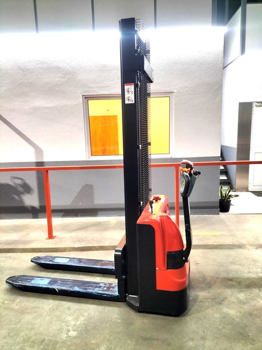 Novo Empilhador Porta Paletes Stacker 1500kg , elevação a 3,5 e a  4mt